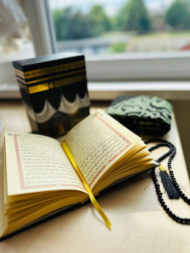 Kaaba Holy Qur’an Gift Set – Quran, 99-Bead Tasbeeh & Prayer Mat (Kaaba Design)