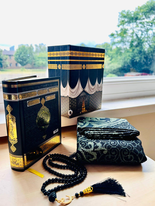 Kaaba Holy Qur’an Gift Set – Quran, 99-Bead Tasbeeh & Prayer Mat (Kaaba Design)